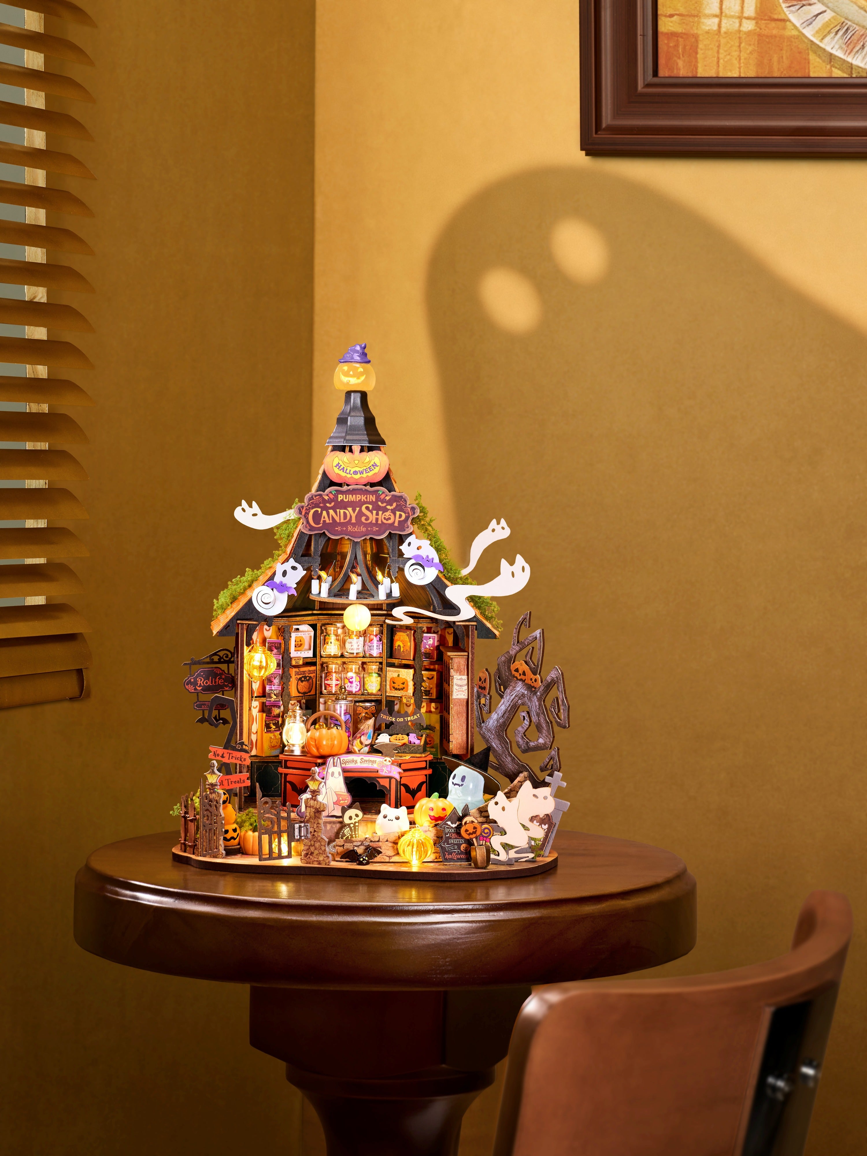Rolife Rolife Haunted Candy House DG186 — illuminated Halloween display, view 3 DIY kit display