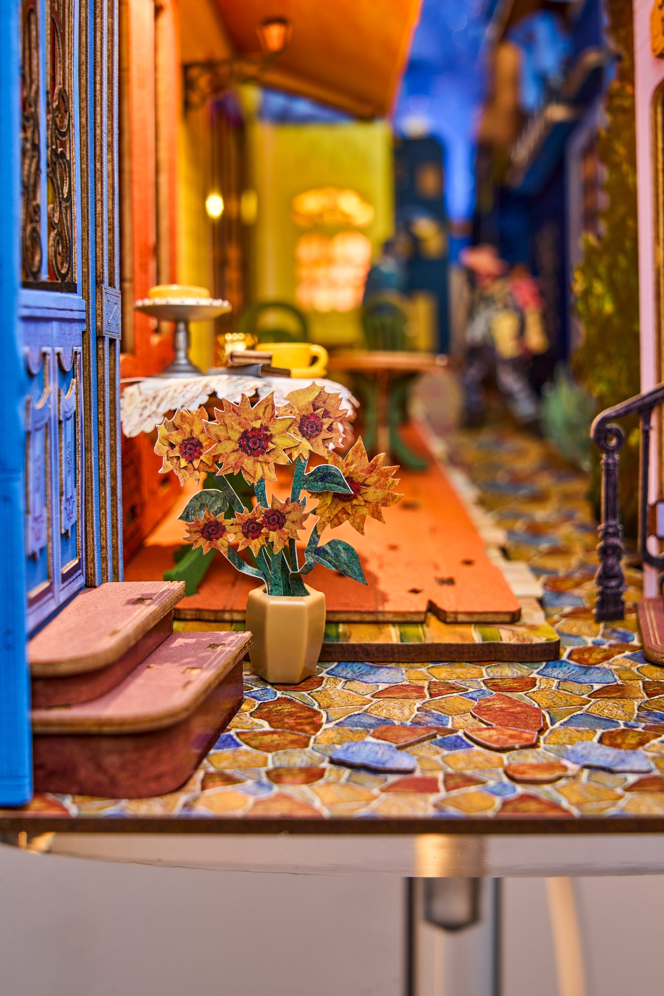 Rolife Starry Night Café TGB25 — sunflowers and miniature cafe table DIY kit display